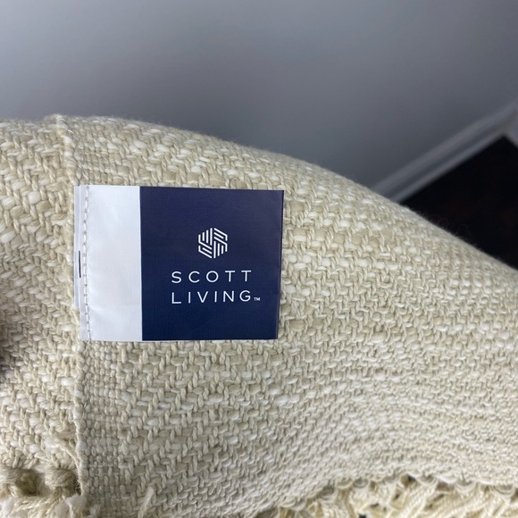 Table runner - Picture 2 of 3